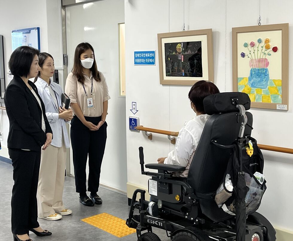 여수시 장애인국민체육센터 장애인 작품전 「슬기로운 예술생활」에서 김유화 여수시도시관리공단 이사장이 작가의 작품 설명을 듣고 있다. 