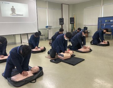 전문강사들이 직원들의 근무현장으로 찾아가  1대1 마네킹 심페소생술 교육을 받고 있는 모습
