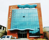  ‘여수시도시관리공단 환경미화원 휴게환경 개선을 위한 여수시문화원 시설개방 업무 협약식 |일시| 2023. 2. 28 (수) 14:00 |협약기관| 여수시도시관리공단, 여수시문화원’ 현수막을 배경으로 7명의 여수시도시관리공단과 여수시문화원 관계자들이 협약서를 들고 단체 기념사진을 촬영하고 있다. 중앙에 위치한 50대 남 녀 두 명의 인물이 협약서를 펼쳐 보이고 있으며, 양측 관계자들이 나란히 서서 밝은 표정으로 카메라를 응시하고 있다. 협약식은 실내 회의실에서 진행되었다.