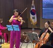 화면의 스크린에는 여수시도시관리공단 직무스트레스, 클래식으로 휴식하다 일시 2024년 12월 11일 (수) 15:00 ~ 16:00 쵸빙 룩스앙상블 바이올린 이은주 첼로 김채연 피아노 김수현 소프라노 안온유 라는 문구가 적혀있는 화면이 띄워져 있으며 50대 여성으로 보이는 여성이 마이크와 행사지를 들고 행사를 진행하고 있고, 임직원들은 경청하는 모습이다.
