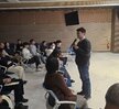 화면의 스크린에는 여수시도시관리공단 직무스트레스, 클래식으로 휴식하다 일시 2024년 12월 11일 (수) 15:00 ~ 16:00 쵸빙 룩스앙상블 바이올린 이은주 첼로 김채연 피아노 김수현 소프라노 안온유 라는 문구가 적혀있는 화면이 띄워져 있으며 50대 여성으로 보이는 여성이 마이크와 행사지를 들고 행사를 진행하고 있고, 임직원들은 경청하는 모습이다.