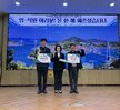 '2024년 여수시도시관리공단 종무식 임·직원 여러분! 올 한 해 애쓰셨습니다. 여수시도시관리공단 일자 : 2024.21.31 (화)'라는 문구가 적힌 대형 화면을 배경으로 같은 문구가 적혀진 현수막을 들고 여수시도시관리공단 임직원들이 단체로 촬영한 기념사진이다. 사진에는 30여 명의 임직원이 참여했으며 연령대는 20대에서 60대까지 다양하다. 2명의 남자 직원의 현수막을 길에 펼치며 앉아 있고, 가운데에는 50대 남성과 여성이 나란히 서 있으며, 전체적으로 단정한 복장으로 정돈된 분위기 속에서 한 해의 마무리를 기념하고 있다.