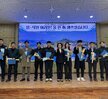 '2024년 여수시도시관리공단 종무식 임·직원 여러분! 올 한 해 애쓰셨습니다. 여수시도시관리공단 일자 : 2024.21.31 (화)'라는 문구가 적힌 대형 화면을 배경으로 같은 문구가 적혀진 현수막을 들고 여수시도시관리공단 임직원들이 단체로 촬영한 기념사진이다. 사진에는 30여 명의 임직원이 참여했으며 연령대는 20대에서 60대까지 다양하다. 2명의 남자 직원의 현수막을 길에 펼치며 앉아 있고, 가운데에는 50대 남성과 여성이 나란히 서 있으며, 전체적으로 단정한 복장으로 정돈된 분위기 속에서 한 해의 마무리를 기념하고 있다.