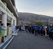 '따뜻한 가치, 섬세한 서비스, 든든한 도시관리공단 여수시도시관리공단 노‧사 합동 동행 봉사단' 이라는 문구가 적힌 대형 현수막을 펼쳐 들고, 그 뒤로는 '아름다운 나눔보따리 희망을 배달합니다.' 등의 문구가 적힌 현수막이 붙은 여수시청 앞 계단에서 기념촬영한 모습이다. 여수 시청 건물에는 여수시 남해안 거점도시 미항 여수라는 현수막이 걸려있다. 생필품이 담긴 나눔 보따리를 전달하기 위해 모인 여수시도시관리공단 봉사단 50여 명이 단체로 서 있으며, 대체로 20대에서 50대 연령대의 직원들로 구성되어 있다. 일부는 손가락 하트나 엄지손가락을 들어 보이며 포즈를 취하고 있다.