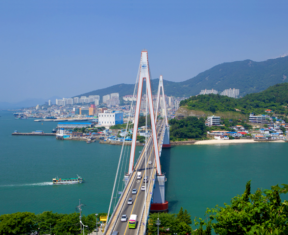 하늘에서 바라본 돌산대교와 여수시 전경