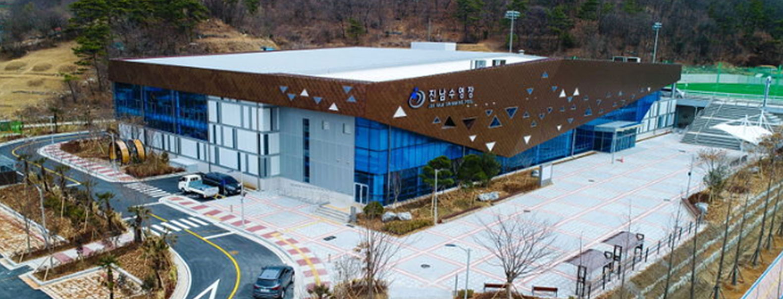 측면에서 바라본 2층으로 지어진 진남수영장 전경