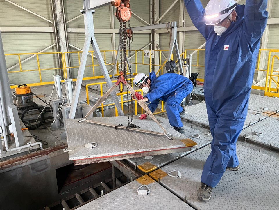 안전모 등의 안전 장비를 갖춘 직원들이 여수시 생활폐기물 소각 시설의 점검과 보수 작업을 하고 있는 모습