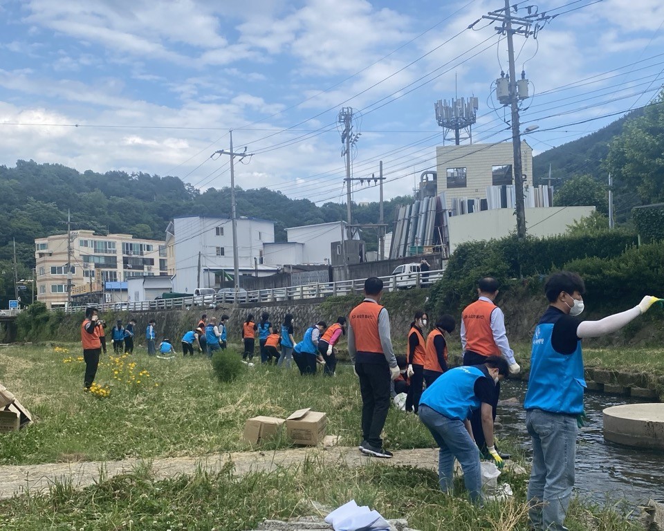 ▲흙공을 던지는 참여자들의 모습