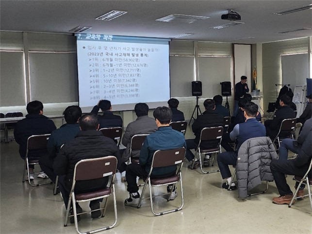 3년 미만 저연차 환경사원 사고예방 특별교육을 진행하고 있는 사진. 화면에 교육의 목적이 띄워져 있고, 남성이 교육을 진행하고 있으며 앉아서 경청하고 있는 직원들의 뒷모습