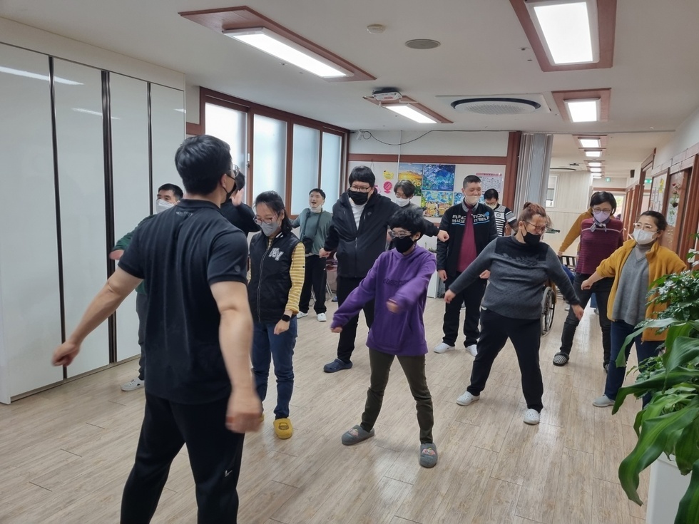 찾아가는 운동처방 서비스로 사회복지시설에 방문해 시설 이용자들에게 스트레칭 및 맨손 운동을 교육 하고 있는 모습