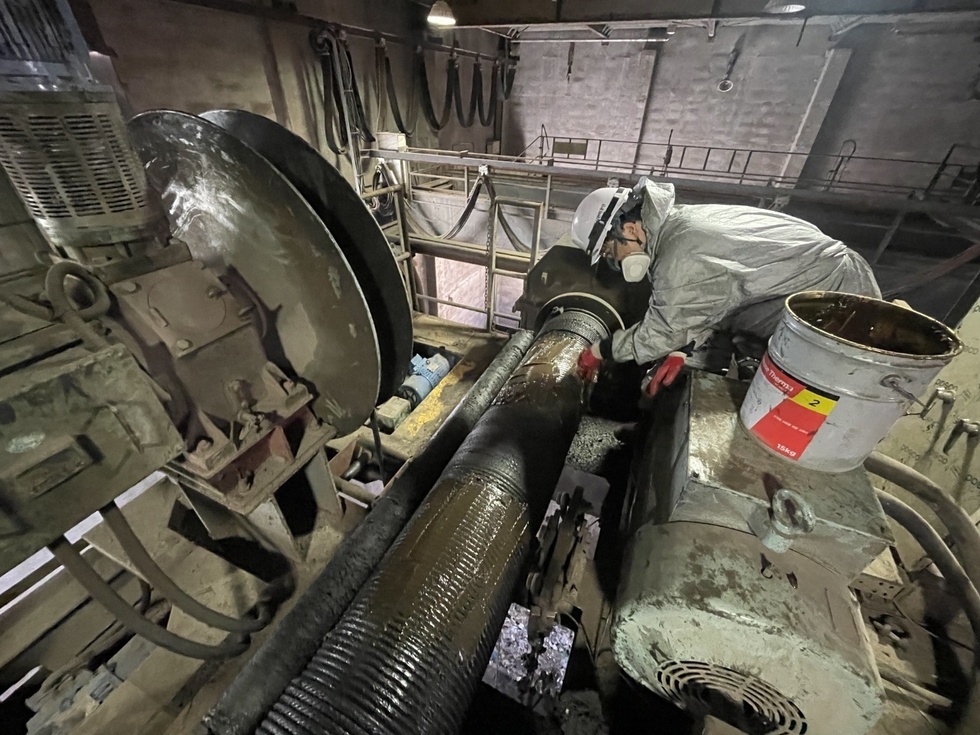 헬맷과 작업복을 입고 소각시설 정기보수를 하고 있는 작업자의 모습