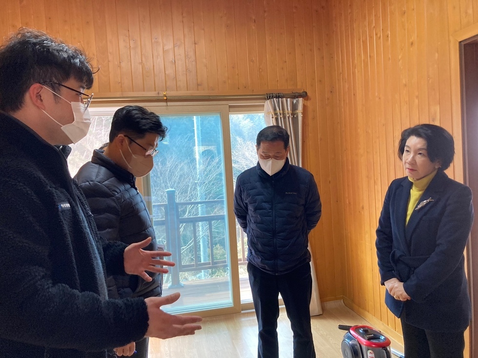 김유화 이사장 및 관계자들이 안전보건종합점검을 실시하면서 이야기를 나누는 모습