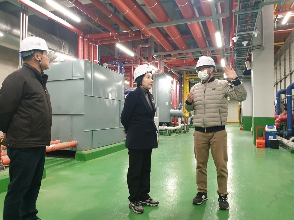 김유화 이사장 및 관계자들이 시설물 유지관리 분야를 포함한 종합 점검을 실시하면서 이야기를 나누는 모습