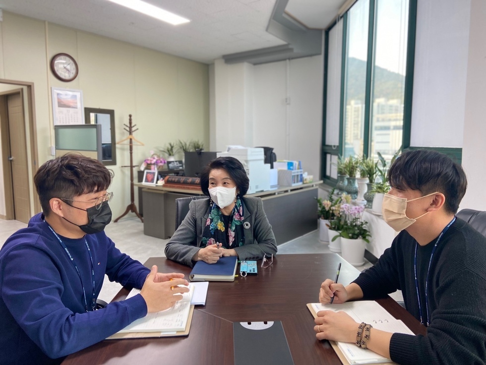 김유화이사장이 mz세대 직원들과 테이블에 앉아 이야기를 나누고 있는 모습