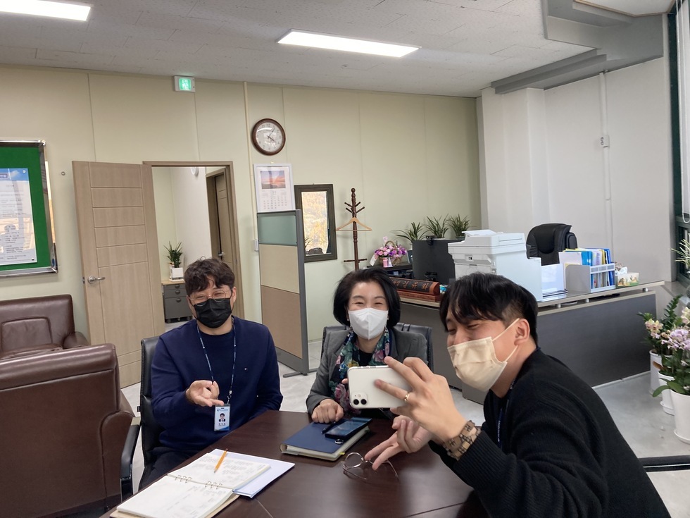 김유화 이사장과 mz세대 직원들이 웃으면서 셀카를 찍고있는 모습