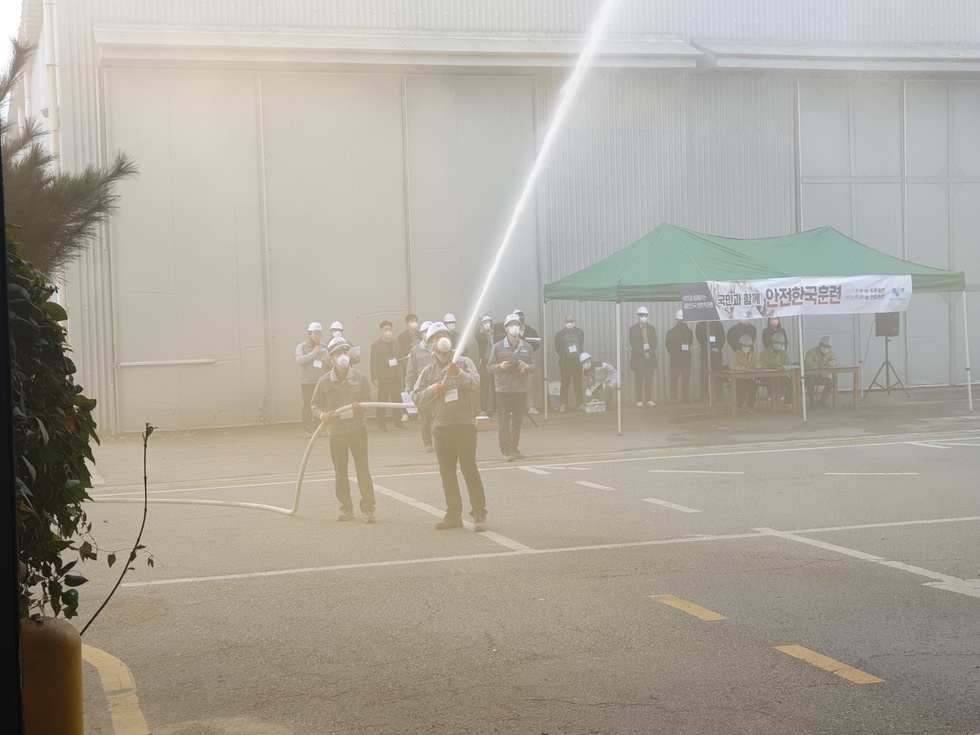 재난대응 안전한국훈련에 참여한 사람들이 소방호스를 들고 화재진압훈련을 하고 있는 모습