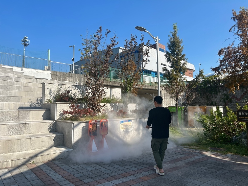 한 명의 남성이 소방 호스를 들고 불을 끄는 연습을 하는 모습