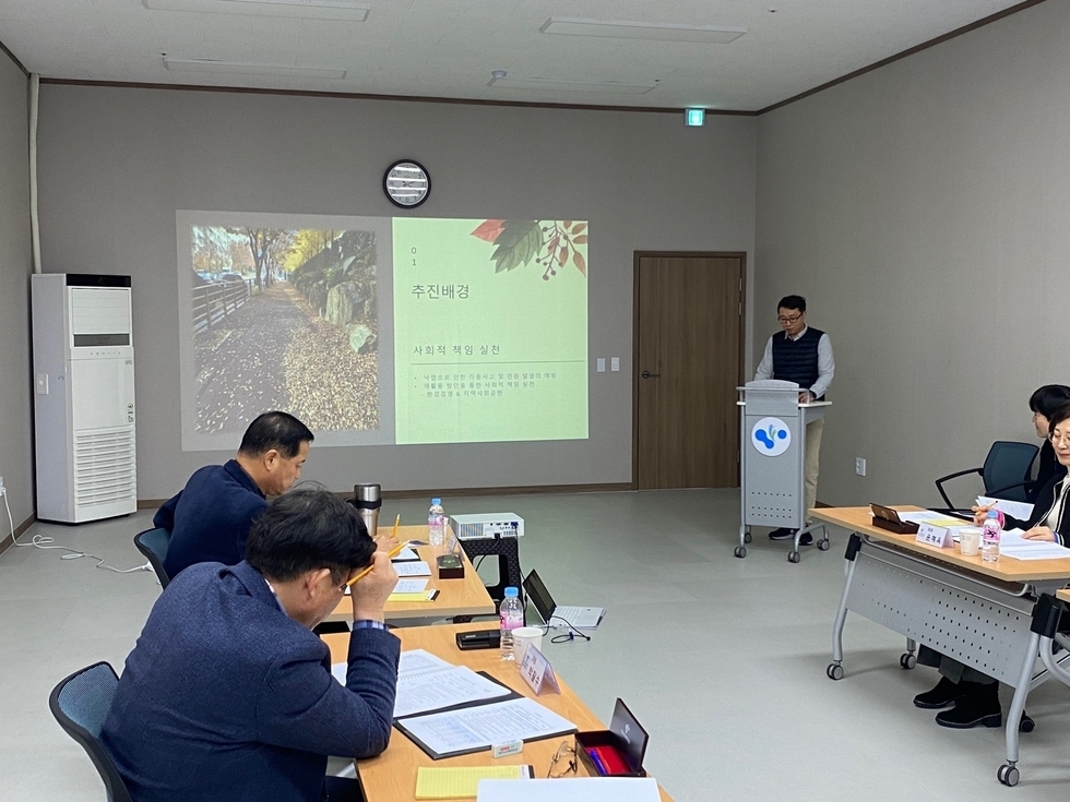 추친 배경, 사회적 책임 실천에 대하여 남성이 발표하고 3명의 사람들이 앉아서 경청하고 있는 모습