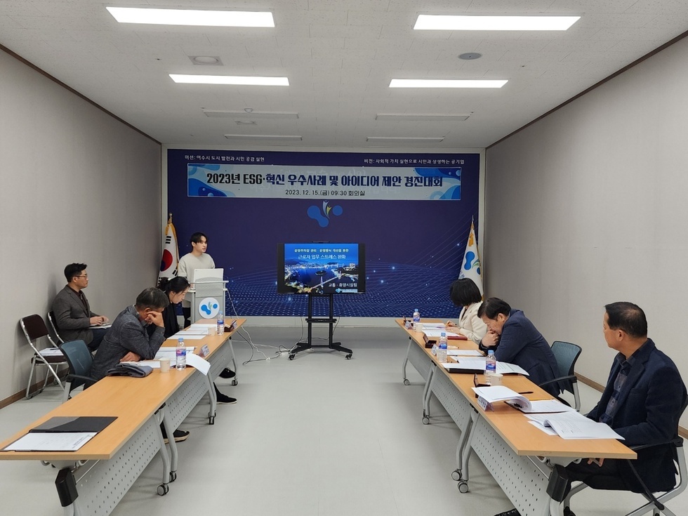 한명의 남성이 2023년 ESC 혁신 우수사례 및 아이디어 발표를 하고 5명의 심사위원이 발표를 듣고 있는 모습