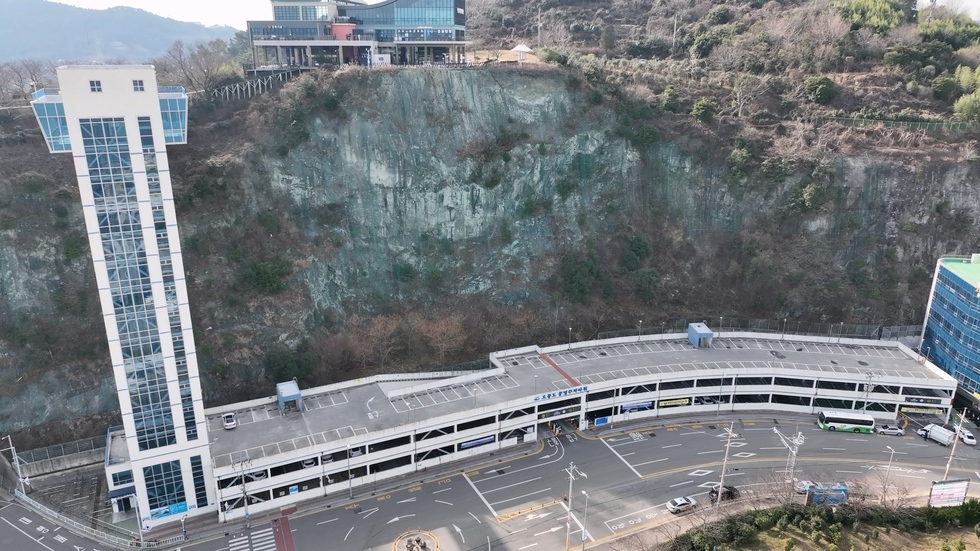 주차타워와 높은 위치의 외벽을 상공에서 찍은 모습