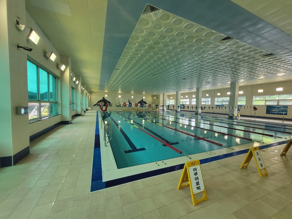 7개의 레일이 있는 실내 수영장의 모습
