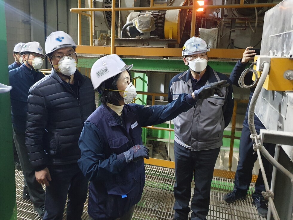 헬멧과 마스크를 착용한 6명의 공단 관계자들이 설비 장치를 점검하고 있는 모습