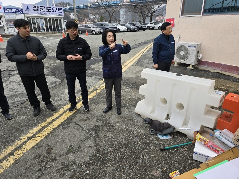 4명의 사람들이 길거리 위에 서 있는 모습