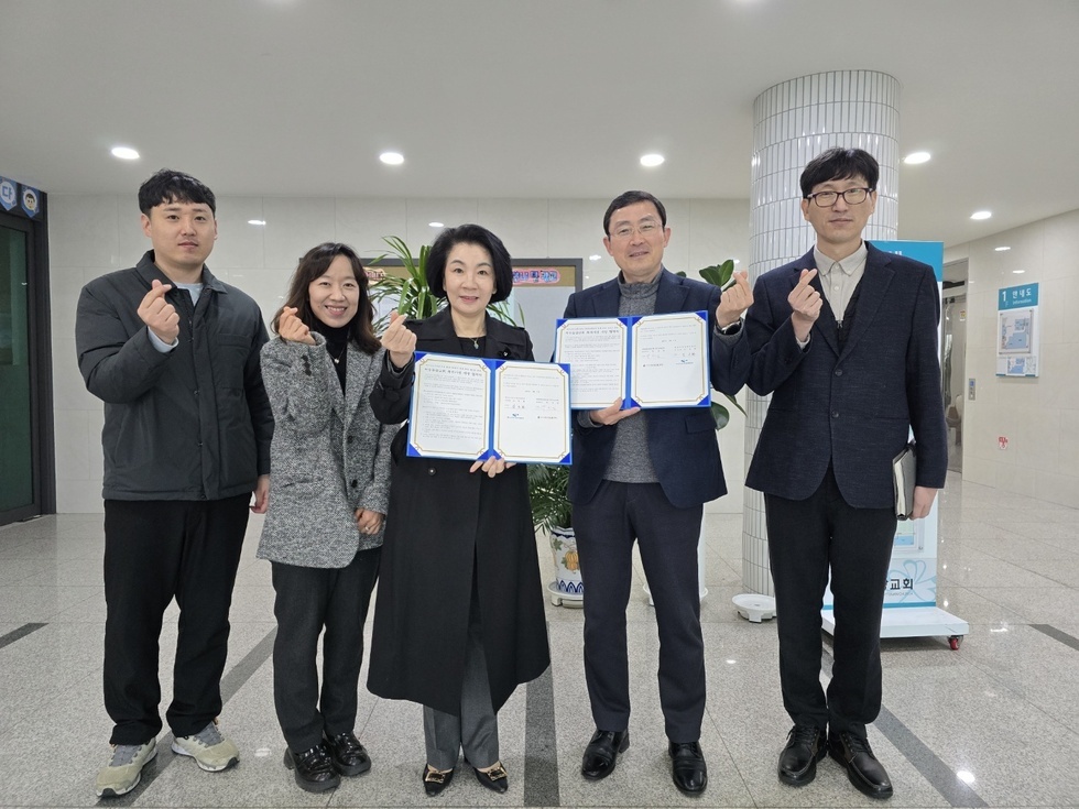 여수동광교회 관계자와 공단 관계자가 상패를 들고 사진을 찍고 있는 모습