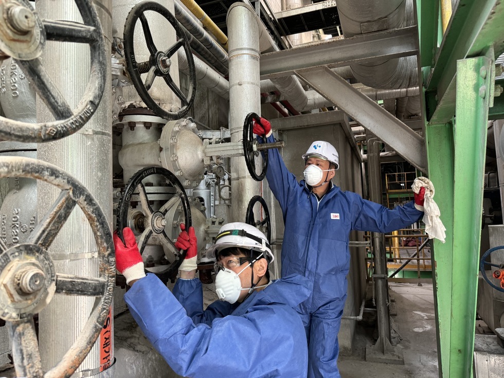 여수시 생활폐기물 소각 시설의 점검과 보수를 하고 있는 여수시도시관리공단 직원들의 모습