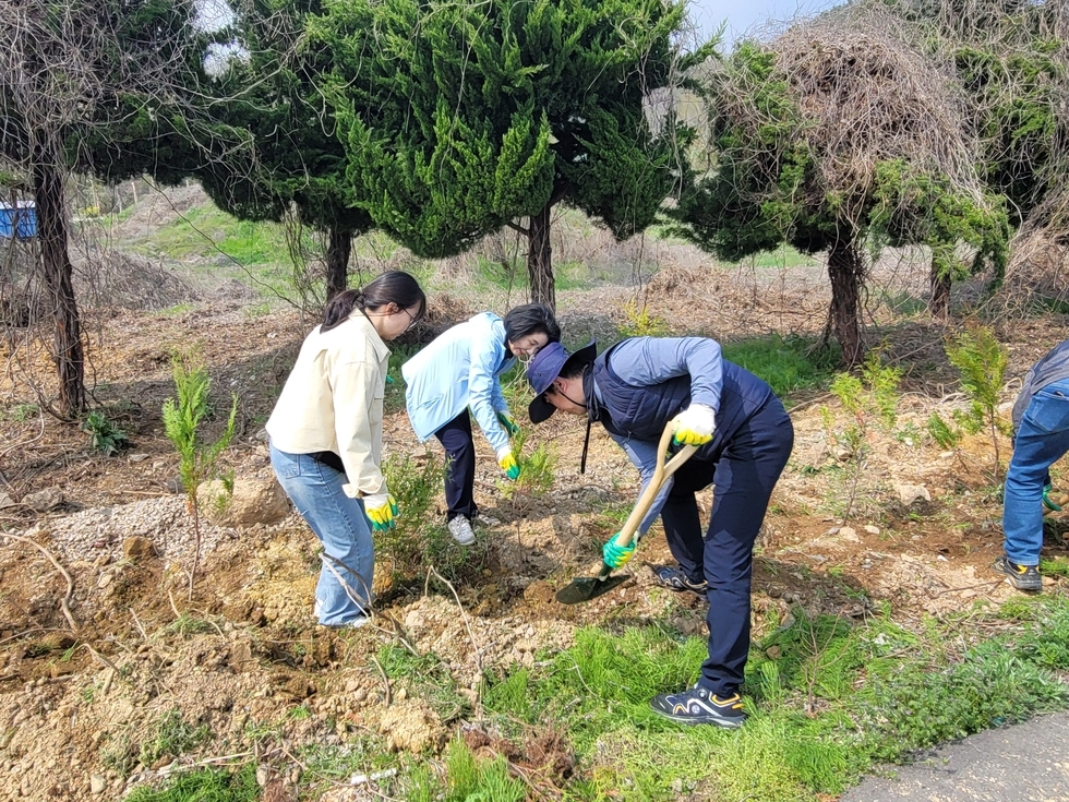 김유화 이사장(가운데), 주용우 과반노동조합 위원장(오른쪽)