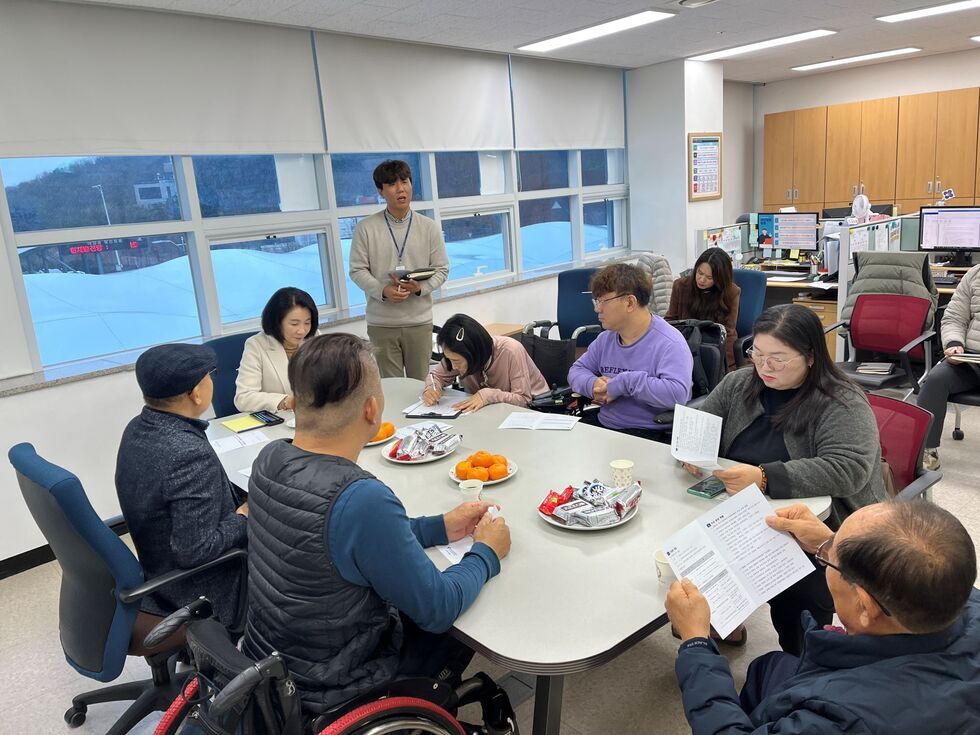 ▲ 김유화 여수시도시관리공단 이사장과 장애인국민체육센터 이용객이 간담회를 진행하고 있다. 