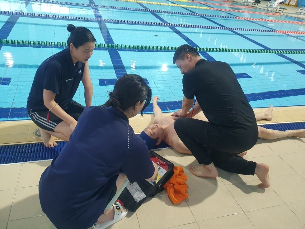 지난 3일 여수시도시관리공단 수영강사와 수상안전요원이 진남수영장에서 수영장 익수사고 대비 훈련을 하고 있다. 