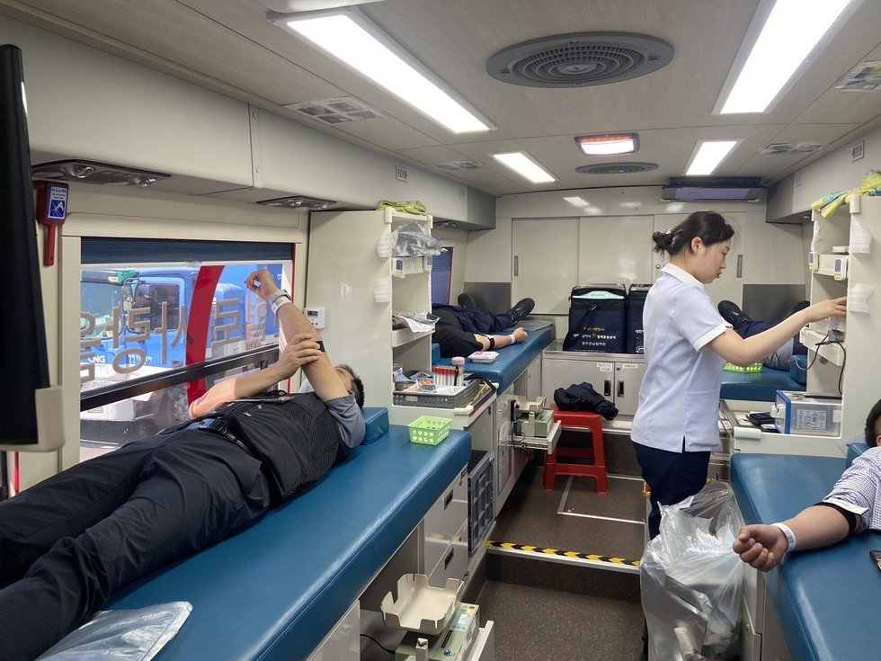 ▲헌혈 봉사 중인 환경사원의 모습