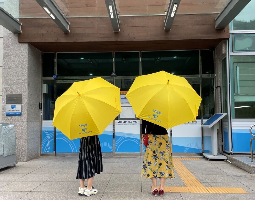 ▲ 여수시도시관리공단(이사장 김유화)이 고객 편의를 위해 망마국민체육센터 수영장 월권 회원을 대상으로 7월부터 9월까지 무료 우산 대여 서비스를 진행한다.