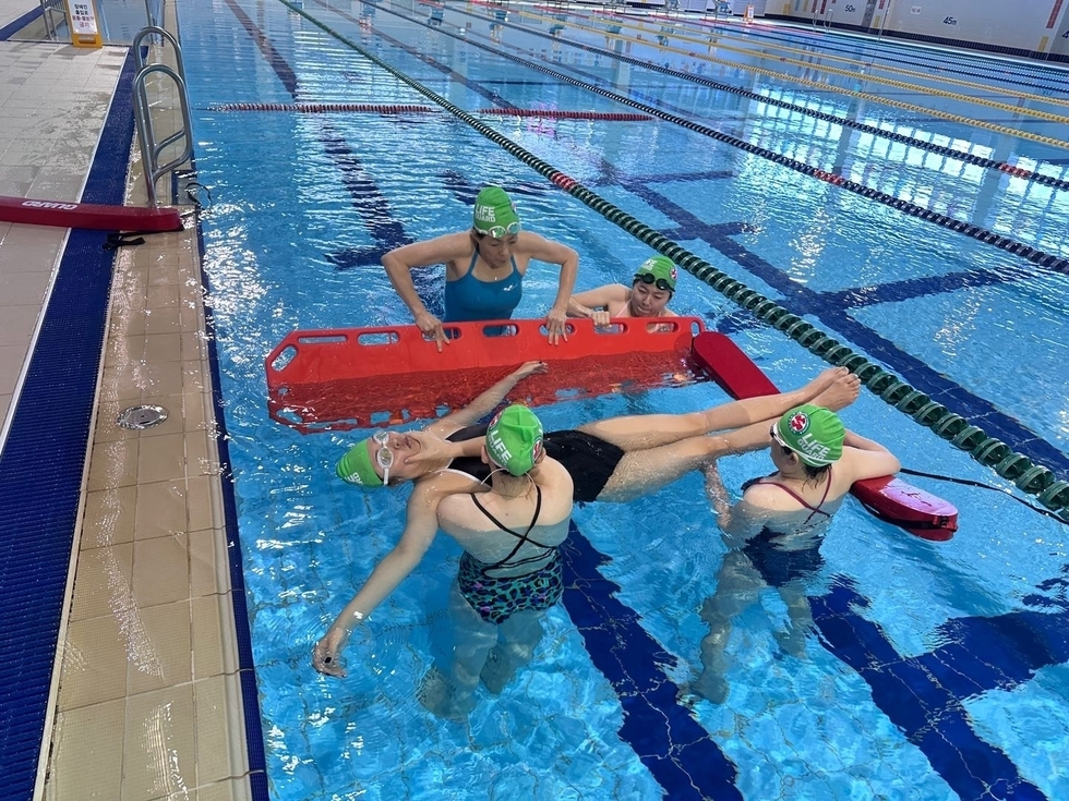 여수시도시관리공단(이사장 김유화)이 지역 수상 안전에 이바지하고자 여수시민 대상으로 진남수영장에서 매월 1회 수상안전요원 자격증 취득반을 운영한다.