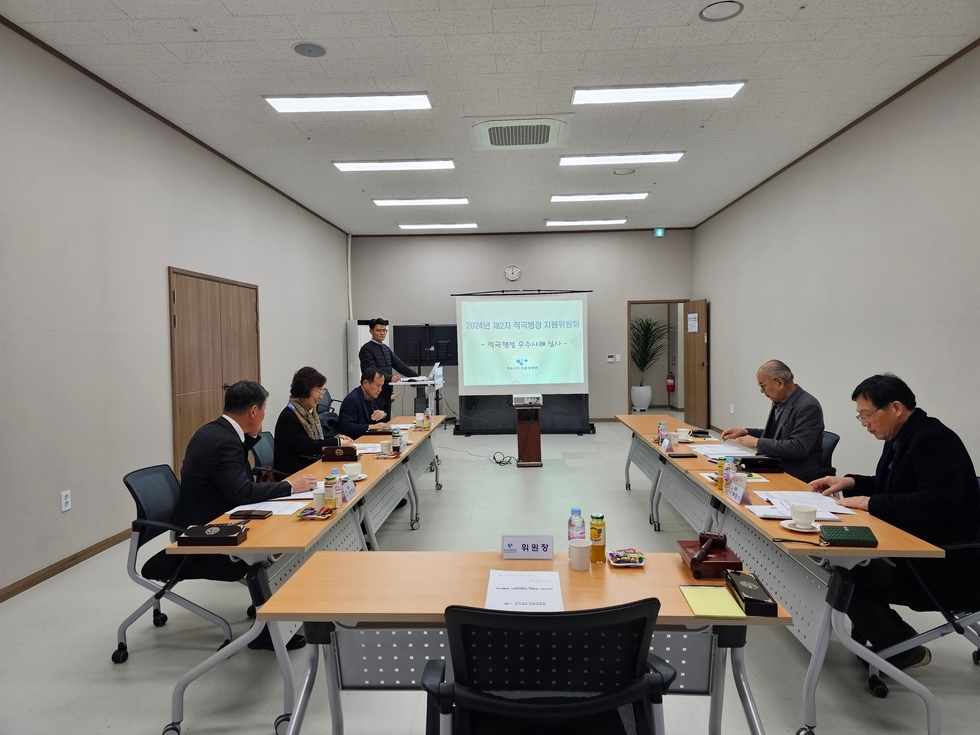 2024년 제2차 적극행정 지원위원회 -적극행정 우수사례 심사- 여수도시관리공단 이라고 적힌 화면이 띄워져 있고 화면을 조작하는 남성과 왼쪽열에 3명, 오른쪽열에 두명이 심사를 진행하는 모습이다