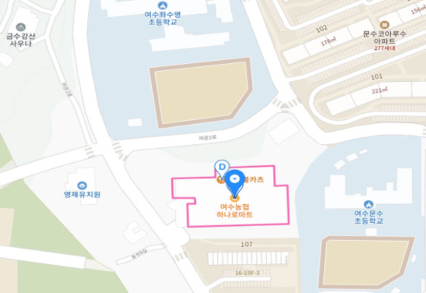 여수농협 하나로마트 위치를 나타낸 지도. 마트는 중앙에 붉은 테두리로 표시되어 있으며, '여수농협 하나로마트'라는 텍스트가 있다. 상단에는 여수학수영초등학교가, 우측에는 문수코아루아파트와 여수문수초등학교가 위치해 있다. 지도 왼쪽 하단에는 영재유치원이 보인다. 마트 주변 도로와 건물 배치가 간단히 표시되어 있다.